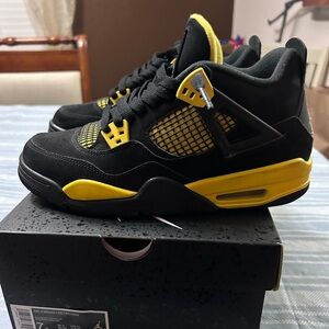 Air Jordan 4 Retro size 7y
